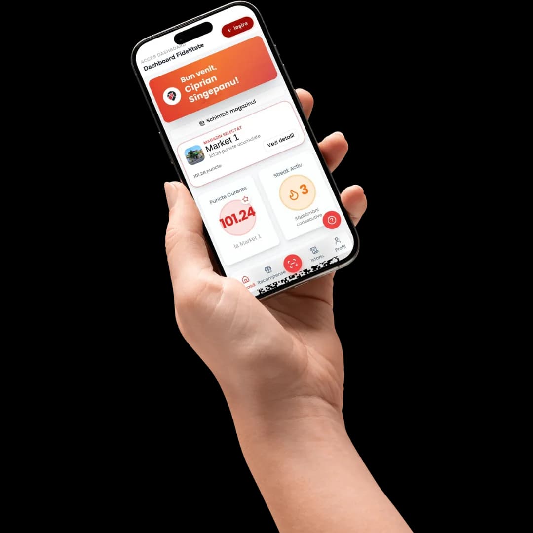 Mână ținând un telefon cu aplicația Fix Market deschisă pe dashboard-ul de fidelitate